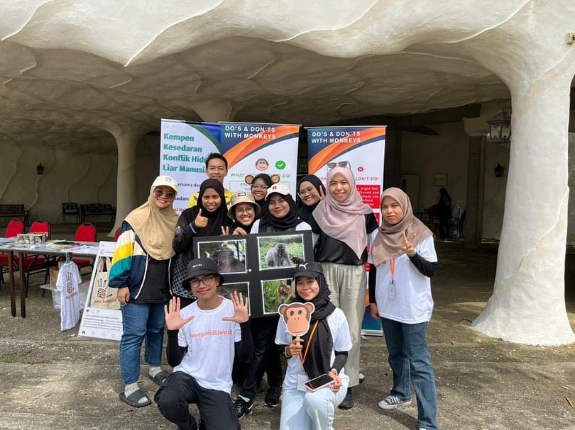 All smiles from ANP volunteers as they bring their awareness campaign to the community. Photo courtesy of Animal Neighbours Project.